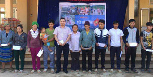 'Tết sẻ chia' mang hơi ấm đến với học sinh, hộ dân nghèo Cao Bằng
