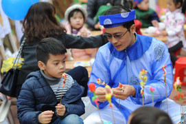 Học sinh Hà thành tập làm tò he, xin chữ đón Tết cổ truyền