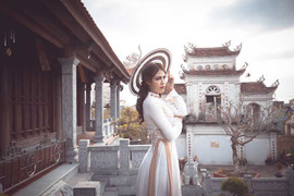 Cô giáo siêu mẫu khoe ảnh yêu kiều đón Xuân