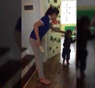 Cô giáo mầm non dùng dép tổ ong đánh liên tiếp vào đầu trẻ