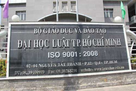 Sinh viên mang giáo trình phô tô vào trường: ĐH Luật TP.HCM bất ngờ thay đổi hình thức kỷ luật