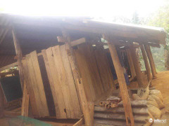 Học sinh đi bộ 10km tới điểm trường xập xệ khiến phụ huynh rơi nước mắt