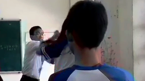 Bị thách thức, thầy giáo đánh nữ sinh giữa lớp