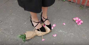 Clip 'Chọn hoa hay ngọc' khiến bạn trẻ tranh cãi không hồi kết