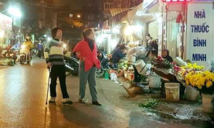 Video: Chống nạng còn bị những kẻ cướp vỉa hè đẩy xuống đường giữa xe cộ vun vút