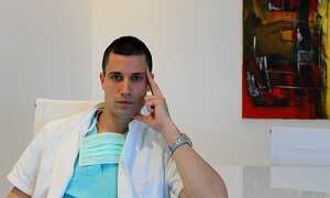 Chàng bác sĩ được mệnh danh điển trai nhất thế giới bật mí vẫn cô đơn