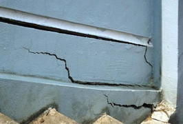 Trung tâm dạy nghề gần 38 tỷ đồng mới sử dụng nhưng bờ tường đã nứt toác