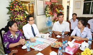 Phó Thủ tướng Vũ Đức Đam chúc mừng người làm báo bằng tiếng Khmer ở Trà Vinh