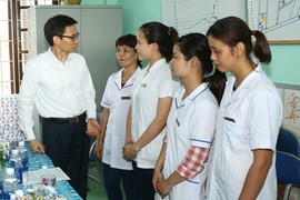 Phó Thủ tướng Vũ Đức Đam: 'Phải để tủ thuốc trạm y tế cũng nhiều như hiệu thuốc bên ngoài'