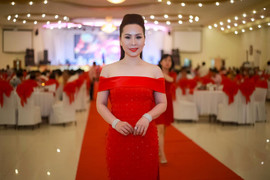 Nữ hoàng Kim Chi rạng ngời trong đêm tiệc tri ân cuộc thi Hoa hậu Asean 2017