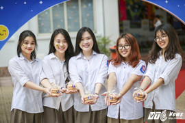 Học sinh Hà thành rạng rỡ nhận bánh trong ngày tựu trường