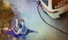 Video: Giám đốc hãng xe vận tải đánh tới tấp nhân viên cây xăng