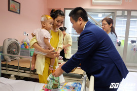 Thần đồng Đỗ Nhật Nam xúc động thốt lên trước hàng trăm bệnh nhân nhí