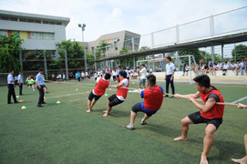 Học sinh kéo co, hát karaoke trong ngày khai giảng năm học mới