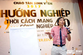 TS Lê Thẩm Dương: 'Sinh viên phải tự hướng nghiệp, ai khôn thì người đó sống'