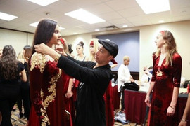 Couture Fashion Week trước giờ khai mạc: Áo dài dát vàng của Việt Nam gây sốc