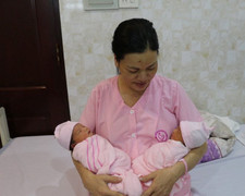 Sau 5 năm hiếm muộn, vợ chồng hạnh phúc đón song sinh