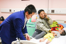 'Thần đồng' Đỗ Nhật Nam mang Giáng sinh yêu thương cho trẻ em bệnh viện Nhi