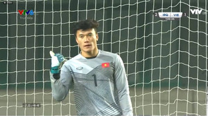 Thủ môn Bùi Tiến Dũng sau trận thắng lịch sử của U23 Việt Nam được bao cô gái kiếm tìm