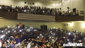 Sinh viên Hà thành bật nghìn đèn điện thoại, mừng U23 Việt Nam vào chung kết