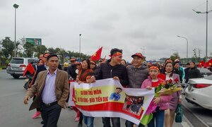 Gia đình Bùi Tiến Dũng, Quang Hải ra sân bay từ sớm đón con trai cùng đồng đội trở về