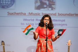 Nữ sinh lớp 7 lập kỷ lục Guinnes hát lâu nhất