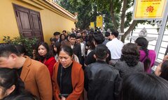 Đền Quán Thánh, chùa Trấn Quốc tấp nập người đi lễ cầu may đầu năm mới