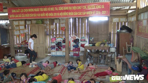 Trường mầm non bị tốc mái, 37 học sinh phải lót chiếu ngủ trong hội trường thôn