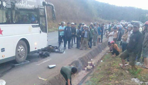 Xe khách tông xe gắn máy ngược chiều, đôi vợ chồng chết tại chỗ