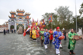 Chế Linh, Trường Vũ song ca trong lễ hội đền Diên Cờ độc đáo xứ Nghệ