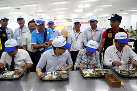 Phó Thủ tướng Vũ Đức Đam ăn suất cơm 15.000 đồng với công nhân