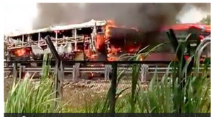 Xe khách bốc cháy dữ dội trên cao tốc, hàng chục người chạy tán loạn thoát thân