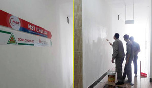 Cô giáo chửi học viên 'giẻ rách, óc lợn': Trung tâm tiếng Anh MST bóc biển tên, sơn lại tường