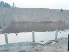 Lao xuống hố công trình cứu em, hai chị em chết đuối thương tâm