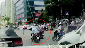 Hai kẻ lưu manh dàn cảnh cướp đồ một phụ nữ trên phố Hà Nội