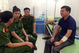 Kẻ ngáo đá ôm bình gas, vừa cầm kiếm trong bếp cố thủ