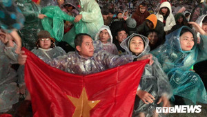 Khán giả Đà Lạt đội mưa rét đến quảng trường cổ vũ đội tuyển Việt Nam chiến thắng