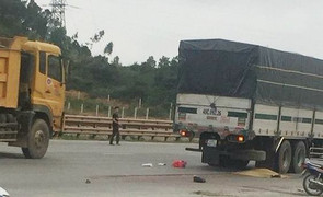 Va chạm với xe tải, 2 người thương vong ở Nghệ An