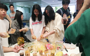 Học sinh Hà thành tập kinh doanh từ lớp 10, kiếm tiền triệu từ hội chợ kết thúc môn