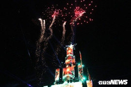 TRỰC TIẾP: Người dân cả nước háo hức đón năm mới 2019