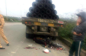 Tài xế lùi xe đầu kéo bất cẩn, tông 2 người thương vong ở Hà Nội