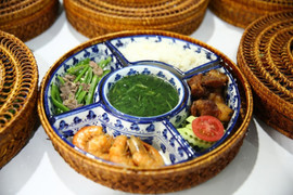 Phóng viên quốc tế tấm tắc khen ẩm thực Hà Nội chất lượng 5 sao