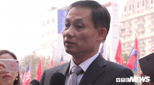 Thứ trưởng Ngoại giao bình luận việc Tổng thống Mỹ cầm lá cờ Việt Nam trưa 27/2