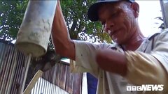 Nghị lực phi thường của người cha cụt tay, nuôi con liệt nửa người vì tai nạn