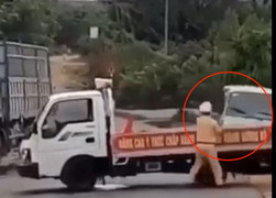 Bị truy đuổi, tài xế liều mạng tông thẳng vào xe CSGT chặn đường, hất bay chiến sĩ hàng chục mét