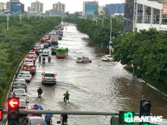 Ảnh: Phố Hà Nội biến thành sông, dòng xe cộ nối đuôi nhau 'bơi' trên đường