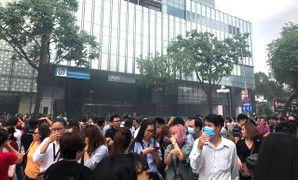 Toà nhà ở TP.HCM bốc khói nghi ngút, hàng trăm người nháo nhào tháo chạy