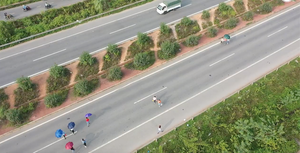 Công nhân nối đuôi nhau chạy ngang cao tốc Hà Nội - Bắc Giang, thách thức 'tử thần'