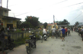 Nghi bắt cóc trẻ em gần cổng trường, người đàn ông bị dân bắt giữ giao công an