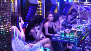 Bắt quả tang 20 nam nữ thanh niên mở 'tiệc ma túy' thác loạn trong quán karaoke ở Hà Tĩnh